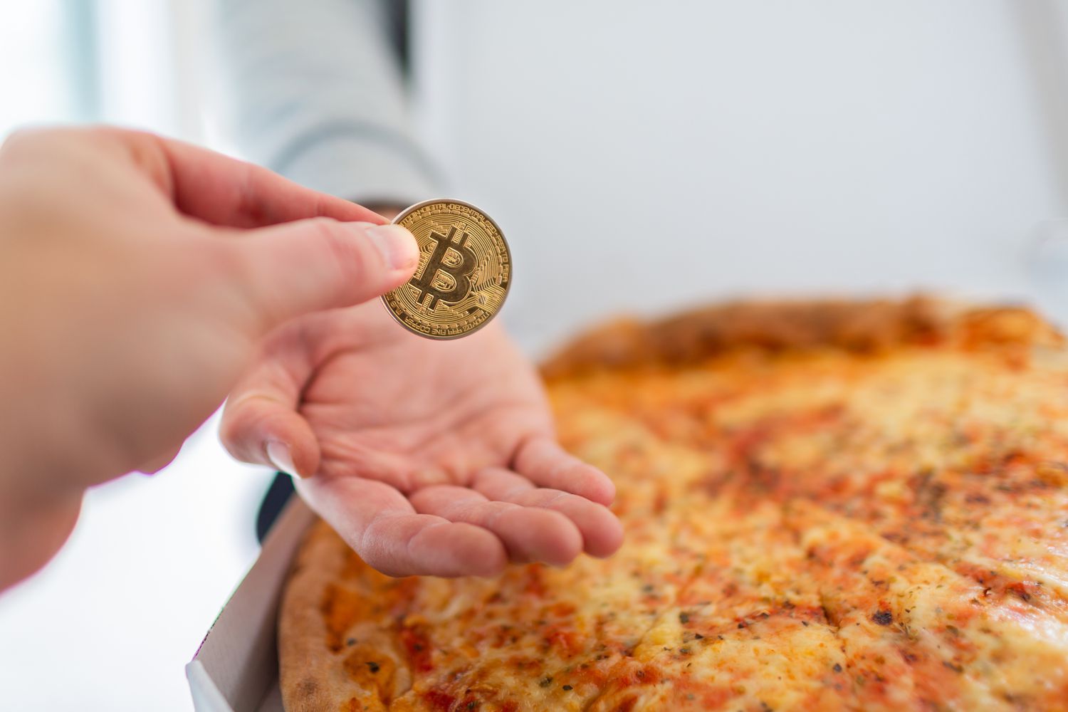 Celebrating the 10,000 BTC pizza order