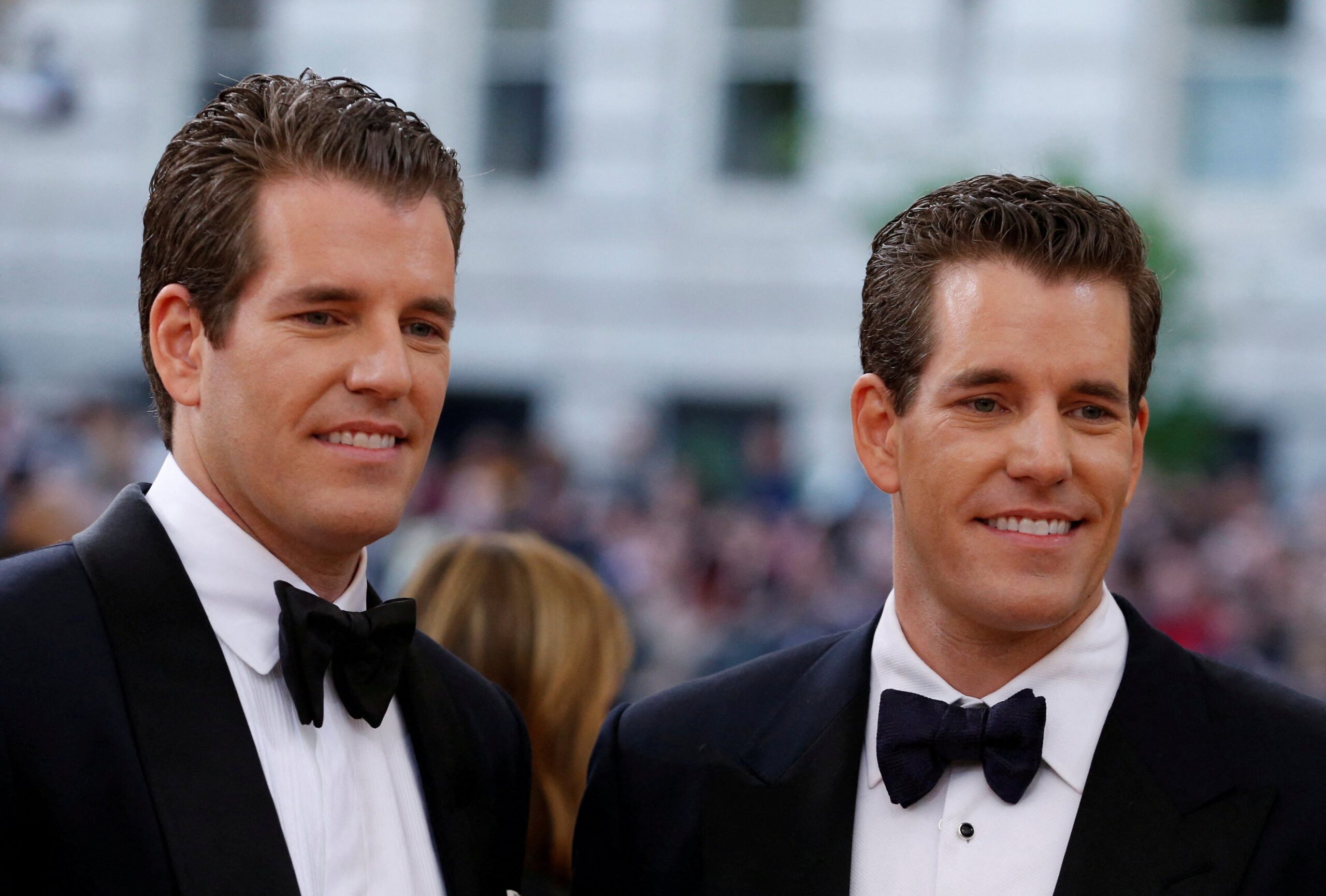 Winklevoss Twins Donate $1M in Bitcoin to Senator Warren's Pro-Crypto Challenger